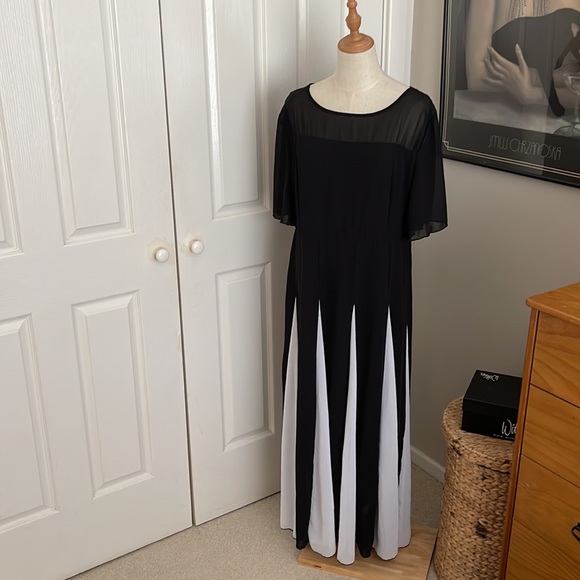 Dresses & Skirts - Black and white dress 👗